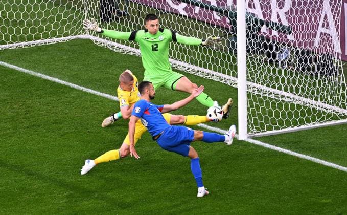 Fussball, Europameisterschaft, EURO 2024, Gruppe E, Merkur Spiel-Arena Düsseldorf: Slovakei - Ukraine; David Hancko (SVK), Olesandr Zinchenko (UKR), Anatoliy Trubin (UKR). Aktion