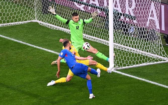 Fussball, Europameisterschaft, EURO 2024, Gruppe E, Merkur Spiel-Arena Düsseldorf: Slovakei - Ukraine; David Hancko (SVK), Olesandr Zinchenko (UKR), Anatoliy Trubin (UKR). Aktion