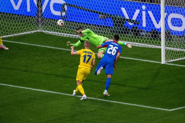 GER, EURO 2024, Group E, Slowakei (SVK) vs Ukrtaine (UKR) 21.06.2024, Merkur-Spiel-Arena, Düsseldorf, GER, EURO 2024, Group E, Slowakei (SVK) vs Ukrtaine (UKR) Im Bild: Ivan Schranz (Slowakei SVK, 26); 1:0 für die Slowakei Heorhiy Bushchan (Ukraine UKR, 01); und Aleksandr Zinchenko (Ukraine UKR, 17); geschlagen Tor