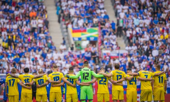 Duesseldorf, Germany. 21th Jun 2024. The Ukrainian team stands together arm in arm Slovakia - Ukraine Slowakei - Ukraine 21.06.2024