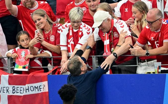 20.06.2024, xscotx, Fussball EM 2024, Dänemark - England, emspor, v.l. Trainer Kasper Hjulmand (Dänemark Daenemark Denmark Danmarks herre-fodboldlandshold) bei seiner Familie jubelnd bejubelt jubelt jubeln Jubel Frankfurt am Main