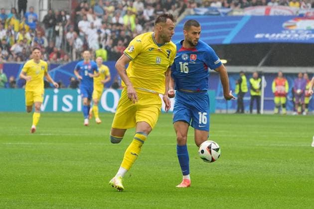 Zweikampf Andriy Yarmolenko (Ukraine, 07) gegen David Hancko (Slowakei, Slovakia, 16) - Düsseldorf 21.06.2024: Ukraine vs. Slowakei, EURO2024 M21, Gruppe E, EM-Arena Düsseldorf