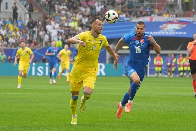 Zweikampf Andriy Yarmolenko (Ukraine, 07) gegen David Hancko (Slowakei, Slovakia, 16) - Düsseldorf 21.06.2024: Ukraine vs. Slowakei, EURO2024 M21, Gruppe E, EM-Arena Düsseldorf