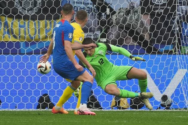 Torwart Goalie Anatoly Trubin (Ukraine, 12) kann den Schuss von Ivan Schranz (Slowakei, Slovakia, 26) nicht halten und es steht 0:1 - Düsseldorf 21.06.2024: Ukraine vs. Slowakei, EURO2024 M21, Gruppe E, EM-Arena Düsseldorf