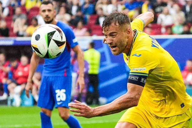 Andriy Yarmolenko (Ukraine, 07) hat den Ball im Blick - Düsseldorf 21.06.2024: Ukraine vs. Slowakei, EURO2024 M21, Gruppe E, EM-Arena Düsseldorf