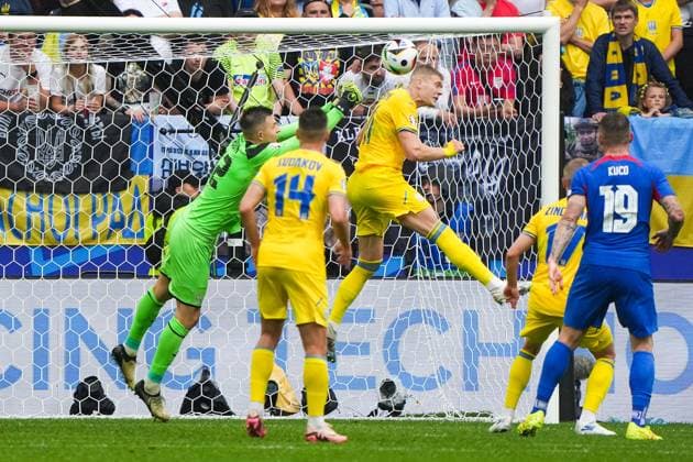 Torwart Goalie Anatoly Trubin (Ukraine, 12) klärt - Düsseldorf 21.06.2024: Ukraine vs. Slowakei, EURO2024 M21, Gruppe E, EM-Arena Düsseldorf