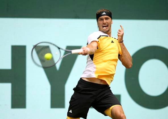 photo : Alexander ZVEREV (GER) in einem hart umkämpften Viertelfinale gegen den Franzosen Arthur FILS Tennis-Turnier Terra Wortmann Cup im Gerry Weber Sportpark (OWL-Arena) in Halle Westfalen Fr. 21.06.2024