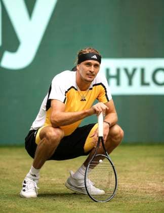 photo : Alexander ZVEREV (GER) in einem hart umkämpften Viertelfinale gegen den Franzosen Arthur FILS Tennis-Turnier Terra Wortmann Cup im Gerry Weber Sportpark (OWL-Arena) in Halle Westfalen Fr. 21.06.2024