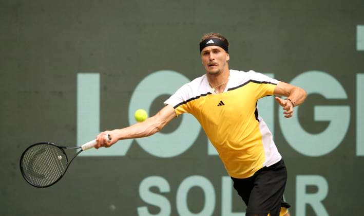 photo : Alexander ZVEREV (GER) in einem hart umkämpften Viertelfinale gegen den Franzosen Arthur FILS Tennis-Turnier Terra Wortmann Cup im Gerry Weber Sportpark (OWL-Arena) in Halle Westfalen Fr. 21.06.2024