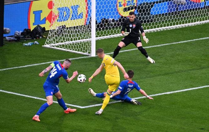 Fussball, Europameisterschaft, EURO 2024, Gruppe E, Merkur Spiel-Arena Düsseldorf: Slovakei - Ukraine; Milan Skriniar (SVK), Artem Dovbyk (UKR), Peter Pekarik (SVK), Martin Dubravka (SVK). Aktion