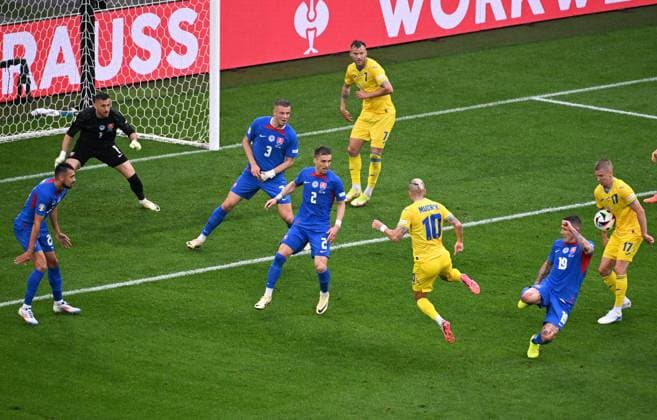 Fussball, Europameisterschaft, EURO 2024, Gruppe E, Merkur Spiel-Arena Düsseldorf: Slovakei - Ukraine; Strafraumszene um Mykhailo Mudryk (UKR) und Olesandr Zinchenko (UKR). Aktion