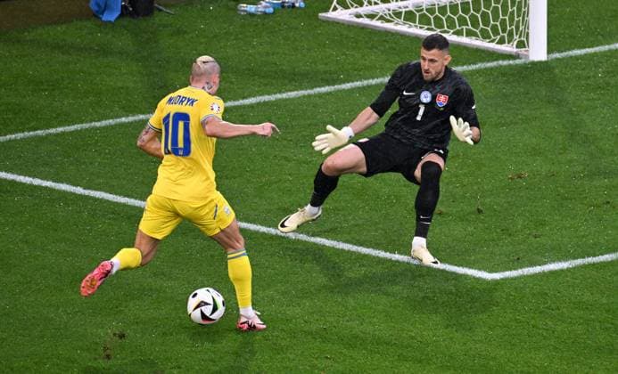 Fussball, Europameisterschaft, EURO 2024, Gruppe E, Merkur Spiel-Arena Düsseldorf: Slovakei - Ukraine; Mykhailo Mudryk (UKR), Martin Dubravka (SVK). Aktion