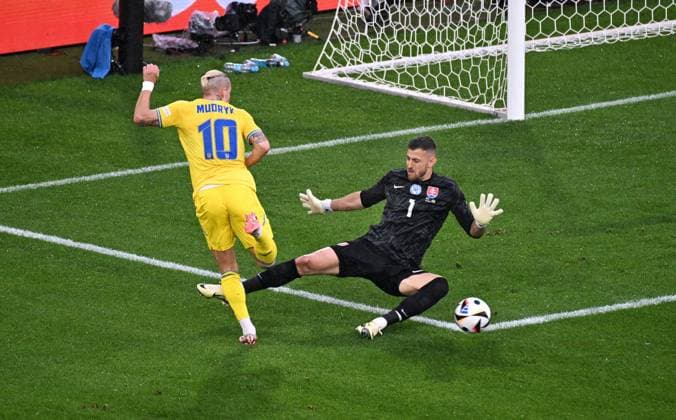 Fussball, Europameisterschaft, EURO 2024, Gruppe E, Merkur Spiel-Arena Düsseldorf: Slovakei - Ukraine; Mykhailo Mudryk (UKR), Martin Dubravka (SVK). Aktion