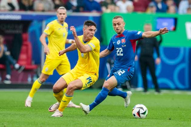 UEFA EURO, EM, Europameisterschaft,Fussball 2024: Slowakei - Ukraine; 21.06.2024 Georgiy Sudakov (Ukraine, 14), Stanislav Lobotka (Slowakei, 22). UEFA EURO 2024: Slowakei - Ukraine; Arena Düsseldorf, Düsseldorf am 21.06.2024 Copyright: xBEAUTIFULxSPORTS Meuselx