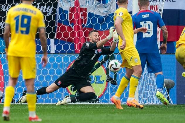 UEFA EURO, EM, Europameisterschaft,Fussball 2024: Slowakei - Ukraine; 21.06.2024 Martin Dubravka (Slowakei, 1) pariert einen Freistoß. UEFA EURO 2024: Slowakei - Ukraine; Arena Düsseldorf, Düsseldorf am 21.06.2024 Copyright: xBEAUTIFULxSPORTS Meuselx