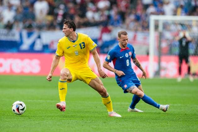 UEFA EURO, EM, Europameisterschaft,Fussball 2024: Slowakei - Ukraine; 21.06.2024 Illia Zabarnyi (Ukraine, 13), Ondrej Duda (Slowakei, 8). UEFA EURO 2024: Slowakei - Ukraine; Arena Düsseldorf, Düsseldorf am 21.06.2024 Copyright: xBEAUTIFULxSPORTS Meuselx