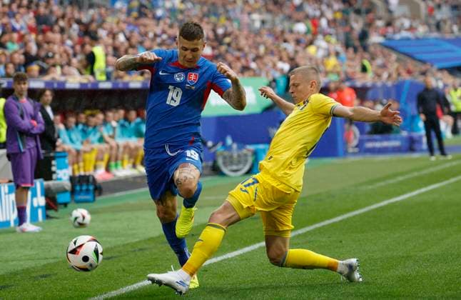 In Picture: v. l. Juraj Kucka (Slovakia, 19) und Oleksandr Zinchenko (Ukraine, 17), 21.06.2024, Slovakia vs. Ukraine, European Championship, EM, Europameisterschaft 2024, 2nd Gameday, Germany, Duesseldorf, Merkur Spiel-Arena, DFL REGULATIONS PROHIBIT ANY USE OF PHOTOGRAPHS AS IMAGE SEQUENCES AND OR QUASI-VIDEO. Copyright: HMBxMedia xHeikoxBecker