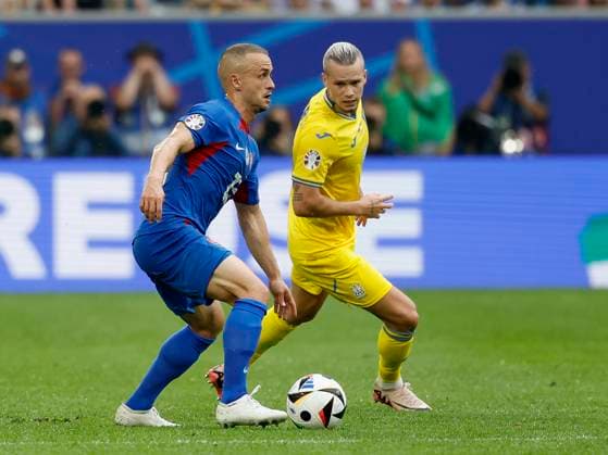 In Picture: v.l. Stanislav Lobotka (Slovakia, 22) und Mykhailo Mudryk (Ukraine, 10), 21.06.2024, Slovakia vs. Ukraine, European Championship, EM, Europameisterschaft 2024, 2nd Gameday, Germany, Duesseldorf, Merkur Spiel-Arena, DFL REGULATIONS PROHIBIT ANY USE OF PHOTOGRAPHS AS IMAGE SEQUENCES AND OR QUASI-VIDEO. Copyright: HMBxMedia xHeikoxBecker