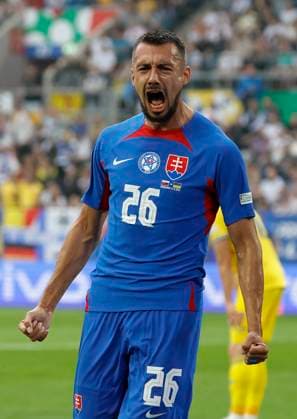 In Picture: Scorer, Goalgetter, Ivan Schranz (Slovakia, 26) Cheering after the goal for 1:0, cheering, cheered, cheers, cheering, 21.06.2024, Slovakia vs. Ukraine, European Championship, EM, Europameisterschaft 2024, 2nd Gameday, Germany, Duesseldorf, Merkur Spiel-Arena, DFL REGULATIONS PROHIBIT ANY USE OF PHOTOGRAPHS AS IMAGE SEQUENCES AND OR QUASI-VIDEO. Copyright: HMBxMedia xHeikoxBecker