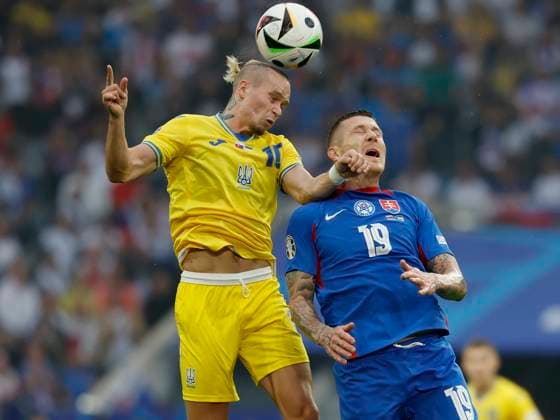 In Picture: v. l Mykhailo Mudryk (Ukraine, 10) und Juraj Kucka (Slovakia, 19), 21.06.2024, Slovakia vs. Ukraine, European Championship, EM, Europameisterschaft 2024, 2nd Gameday, Germany, Duesseldorf, Merkur Spiel-Arena, DFL REGULATIONS PROHIBIT ANY USE OF PHOTOGRAPHS AS IMAGE SEQUENCES AND OR QUASI-VIDEO. Copyright: HMBxMedia xHeikoxBecker