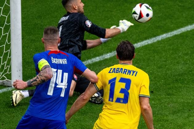 GER, EURO 2024, Group E, Slowakei (SVK) vs Ukrtaine (UKR) 21.06.2024, Merkur-Spiel-Arena, Düsseldorf, GER, EURO 2024, Group E, Slowakei (SVK) vs Ukrtaine (UKR) Im Bild: Martin Dubravka (Slowakei SVK, 01); ein sicherer Keeper Torhüter Torwart Milan Skriniar (Slowakei SVK, 14); Illa Zabarnyi (Ukraine UKR, 13); im Zweikampf, Duell, Dynamik, Aktion, Action, Spielszene;