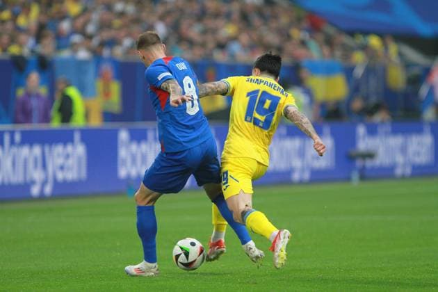 Düsseldorf, NRW, Deutschland, 21.06.2024: Merkur Spiel-Arena: Fußball-EM 2024, Gruppe E, Slowakei - Ukraine: Ondrej Duda (8, Slowakische Nationalmannschaft) und Mykola Schaparenko (19, Ukrainische Nationalmannschaft) im Zweikampf um dne Ball Copyright: xdtsxNachrichtenagenturx dts_41110