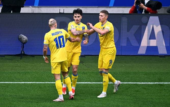 Fussball, Europameisterschaft, EURO 2024, Gruppe E, Merkur Spiel-Arena Düsseldorf: Slovakei - Ukraine; Jubel Mykola Shaparenko (UKR) nach seinem Tor zum 1:1, zusammen mit Mykhailo Mudryk (UKR), Artem Dovbyk (UKR). Jubel, Freude, Aktion.