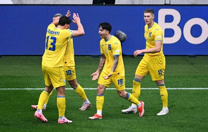 Fussball, Europameisterschaft, EURO 2024, Gruppe E, Merkur Spiel-Arena Düsseldorf: Slovakei - Ukraine; Jubel Mykola Shaparenko (UKR) nach seinem Tor zum 1:1, zusammen mit Illia Zabarnyi (UKR), Artem Dovbyk (UKR). Jubel, Freude, Aktion.