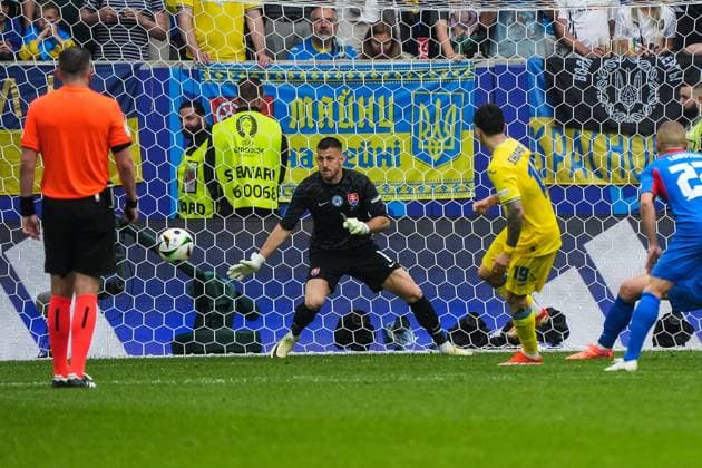 Mykola Sharparenko (Ukraine, 19) zieht ab und erzielt das Tor zum 1:1 - Düsseldorf 21.06.2024: Ukraine vs. Slowakei, EURO2024 M21, Gruppe E, EM-Arena Düsseldorf