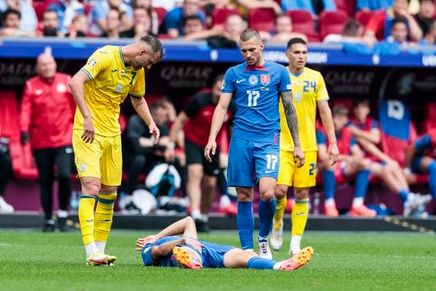 UEFA EURO, EM, Europameisterschaft,Fussball 2024: Slowakei - Ukraine; 21.06.2024 David Hancko (Slowakei, 16) mit Schmerzen am Boden. UEFA EURO 2024: Slowakei - Ukraine; Arena Düsseldorf, Düsseldorf am 21.06.2024 Copyright: xBEAUTIFULxSPORTS Meuselx