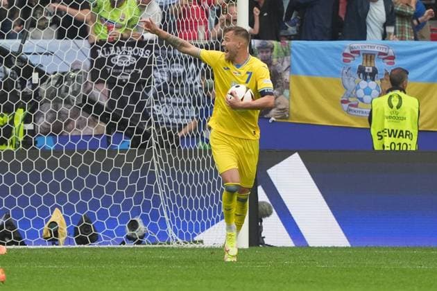 Andriy Yarmolenko (Ukraine, 07) holt sich den Ball - Düsseldorf 21.06.2024: Ukraine vs. Slowakei, EURO2024 M21, Gruppe E, EM-Arena Düsseldorf
