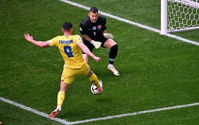Fussball, Europameisterschaft, EURO 2024, Gruppe E, Merkur Spiel-Arena Düsseldorf: Slovakei - Ukraine; Roman Yaremchuk (UKR) erzielt das Tor zum 1:2 gegen Martin Dubravka (SVK). Aktion