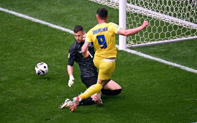 Fussball, Europameisterschaft, EURO 2024, Gruppe E, Merkur Spiel-Arena Düsseldorf: Slovakei - Ukraine; Roman Yaremchuk (UKR) erzielt das Tor zum 1:2 gegen Martin Dubravka (SVK). Aktion