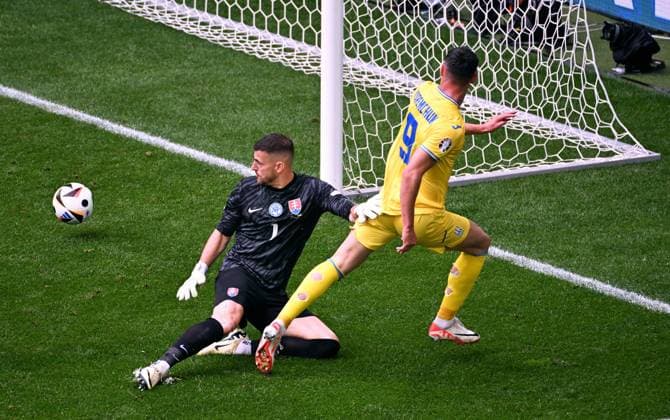 Fussball, Europameisterschaft, EURO 2024, Gruppe E, Merkur Spiel-Arena Düsseldorf: Slovakei - Ukraine; Roman Yaremchuk (UKR) erzielt das Tor zum 1:2 gegen Martin Dubravka (SVK). Aktion