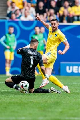 UEFA EURO, EM, Europameisterschaft,Fussball 2024: Slowakei - Ukraine; 21.06.2024 Roman Yaremchuk (Ukraine, 9) überwindet Martin Dubravka (Slowakei, 1) und erzielt das Tor zum 2:1. UEFA EURO 2024: Slowakei - Ukraine; Arena Düsseldorf, Düsseldorf am 21.06.2024 Copyright: xBEAUTIFULxSPORTS Meuselx
