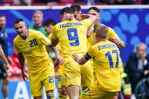 2024-06-21 Slovakia v Ukraine - Group E - UEFA EURO, EM, Europameisterschaft,Fussball 2024 DUSSELDORF, GERMANY - JUNE 21: Roman Yaremchuk of Ukraine celebrates the goal with his team during the Group E - UEFA EURO 2024 match between Slovakia and Ukraine at Merkur Spiel-Arena on June 21, 2024 in Dusseldorf, Germany. (Photo by Joris Verwijst BSR Agency) Dusseldorf Germany Content not available for redistribution in The Netherlands directly or indirectly through any third parties. Copyright: xBSRxAgencyx