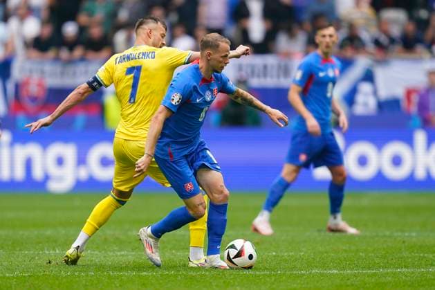 GER: Slovakia v Ukraine. UEFA EURO, EM, Europameisterschaft,Fussball 2024 Ondrej Duda of Slovakia and Andriy Yarmolenko of Ukraine during the UEFA Euro 2024 match between Slovakia and Ukraine, Group E date 2, played at Merkur Spiel-Arena on June 21, 2024 in Düsseldorf, Germany. kpng Copyright: xSergioxRuizx xPRESSINPHOTOx PS_240621_ESL_UCR_193