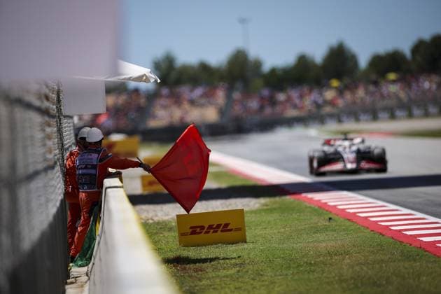 Marshal red flag, drapeau during the Formula 1 Aramco Gran Premio de Espana 2024, 10th round of the 2024 Formula One World Championship, WM, Weltmeisterschaft from June 21 to 23, 2024 on the Circuit de Barcelona-Catalunya, in Montmeló, Spain - F1 - SPANISH GRAND PRIX 2024 DPPI Panoramic  240621_R10_SPAGNA_DP_EA016181