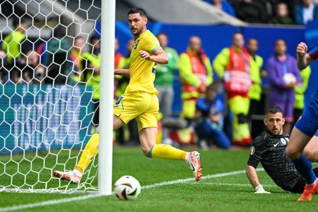 Sport Bilder des Tages EM 2024: Slowakei - Ukraine am 21.06.2024 in der Merkur Spiel-Arena in Düsseldorf Tor zum 1:2. Torschuetze Torschütze Roman Yaremchuk (UKR) mit dem Treffer zum 1:2 gegen Goalkeeper Martin Dubravka (SVK).