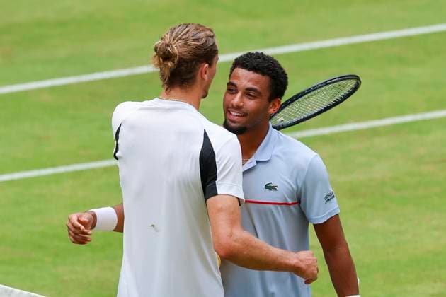 Alexander Zverev (Germany) und Arthur Fils (France) umarmen sich nach dem Spiel, TERRA WORTMANN Open 2024, Arthur Fils vs Alexander Zverev, Gerry-Weber-Stadion, 21.06.2024, Halle, Deutschland.