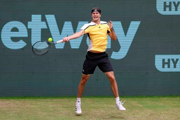 Alexander Zverev (Germany) kontrolliert den Ball, TERRA WORTMANN Open 2024, Arthur Fils vs Alexander Zverev, Gerry-Weber-Stadion, 21.06.2024, Halle, Deutschland.