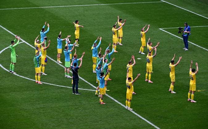 Fussball, Europameisterschaft, EURO 2024, Gruppe E, Merkur Spiel-Arena Düsseldorf: Slovakei - Ukraine 1:2; Die Mannschaft von Ukraine feiert nach Spielende mit den Fans. Jubel, Freude, Aktion.