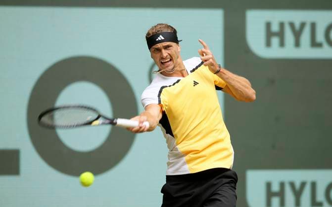 Sport Bilder des Tages photo : Alexander ZVEREV (GER) in einem hart umkämpften Viertelfinale gegen den Franzosen Arthur FILS Tennis-Turnier Terra Wortmann Cup im Gerry Weber Sportpark (OWL-Arena) in Halle Westfalen Fr. 21.06.2024