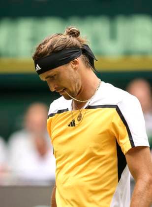 photo : Alexander ZVEREV (GER) mit Halskette im Mund ... im Match gegen den Franzosen Arthur FILS Tennis-Turnier Terra Wortmann Cup im Gerry Weber Sportpark (OWL-Arena) in Halle Westfalen Fr. 21.06.2024