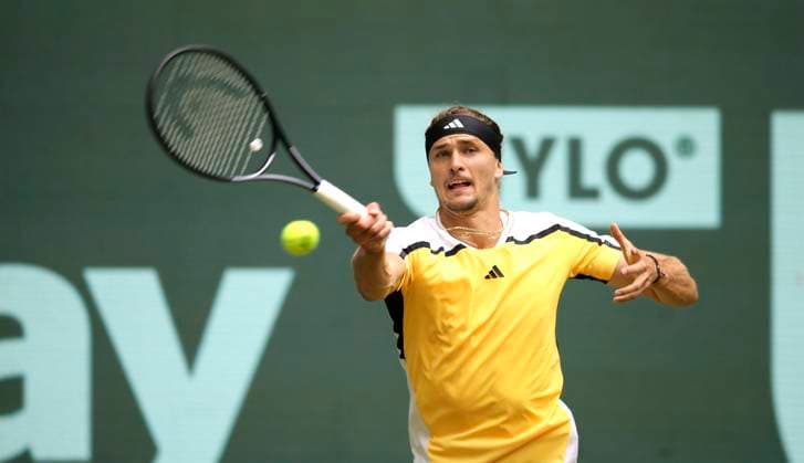 photo : Alexander ZVEREV (GER) in einem hart umkämpften Viertelfinale gegen den Franzosen Arthur FILS Tennis-Turnier Terra Wortmann Cup im Gerry Weber Sportpark (OWL-Arena) in Halle Westfalen Fr. 21.06.2024