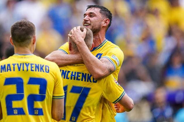 2024-06-21 Slovakia v Ukraine - Group E - UEFA EURO, EM, Europameisterschaft,Fussball 2024 DUSSELDORF, GERMANY - JUNE 21: Oleksandr Zinchenko of Ukraine, Roman Yaremchuk of Ukraine celebrate the win during the Group E - UEFA EURO 2024 match between Slovakia and Ukraine at Merkur Spiel-Arena on June 21, 2024 in Dusseldorf, Germany. (Photo by Joris Verwijst BSR Agency) Dusseldorf Germany Content not available for redistribution in The Netherlands directly or indirectly through any third parties. Copyright: xBSRxAgencyx
