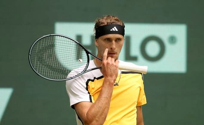 photo : Alexander ZVEREV (GER) in einem hart umkämpften Viertelfinale gegen den Franzosen Arthur FILS Tennis-Turnier Terra Wortmann Cup im Gerry Weber Sportpark (OWL-Arena) in Halle Westfalen Fr. 21.06.2024
