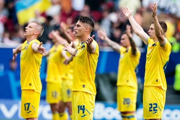 Sport Bilder des Tages UEFA EURO, EM, Europameisterschaft,Fussball 2024: Slowakei - Ukraine; 21.06.2024 Die Ukrainer um Georgiy Sudakov (Ukraine, 14) feiern den Sieg mit den Fans. UEFA EURO 2024: Slowakei - Ukraine; Arena Düsseldorf, Düsseldorf am 21.06.2024 Copyright: xBEAUTIFULxSPORTS Meuselx