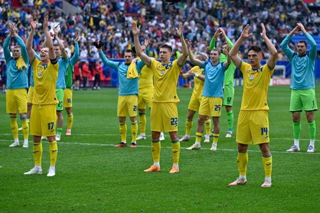 240621 EURO2024 SLOVAKIA VS UKRAINE players of Ukraine with Oleksandr Zinchenko (17) of Ukraine, Mykola Matviyenko (22) of Ukraine and Georgiy Sudakov (14) of Ukraine celebrate after winning a soccer game between the national teams of Slovakia and Ukraine on the 2nd matchday in Group E in the group stage of the UEFA EURO, EM, Europameisterschaft,Fussball 2024 tournament , on Friday 21 June 2024 in Dusseldorf , Germany . PHOTO SPORTPIX David Catry Dusseldorf GERMANY  Copyright: xx 465903