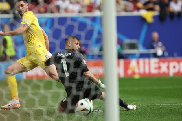 Dusseldorf: Dusseldorf, Germany 21.06.2024: Roman Yaremchuk of Ukraine score the goal 1-2 and celebrates during the UEFA EURO, EM, Europameisterschaft,Fussball 2024 group stage E football match between Slovakia vs Ukraine at Dusseldorf Arena in Dusseldorf UEFA European Football Championship - UEFA Euro 2024 - Slovakia vs Ukraine  - ZUMAp169 20240621_zsa_p169_156 Copyright: xIPAx